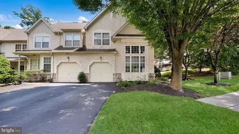 114 Green Valley Cir, Dresher, PA 19025