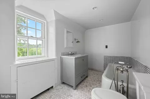 Bath - 1266 Gulph Creek Dr, Wayne, PA 19087 photo 3 of 5