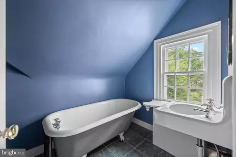 Bath - 1266 Gulph Creek Dr, Wayne, PA 19087 photo 4 of 5