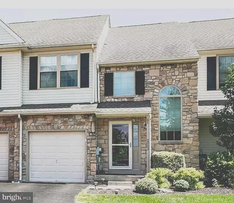 2002 Royal Ct, Royersford, PA 19468