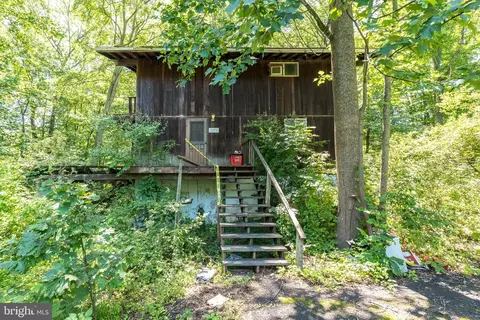 2271 Broomstick Rd, Green Lane, PA 18054