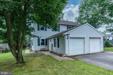 460 Indian Crest Dr, Harleysville, PA 19438