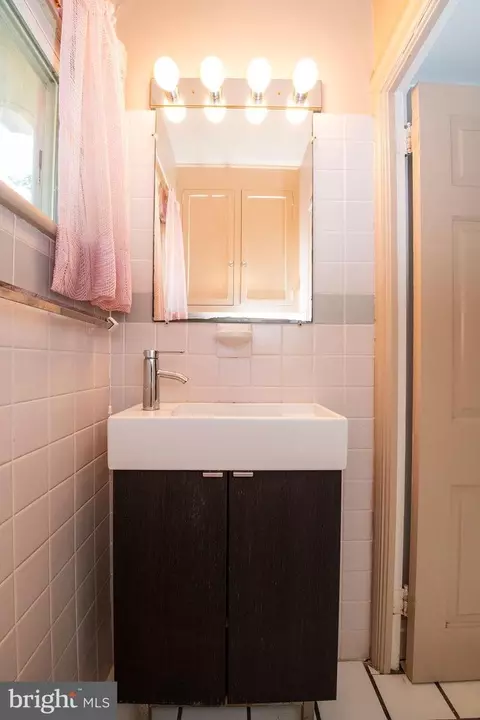 Bath - 103 Waverly Rd, Wyncote, PA 19095 photo 2 of 3