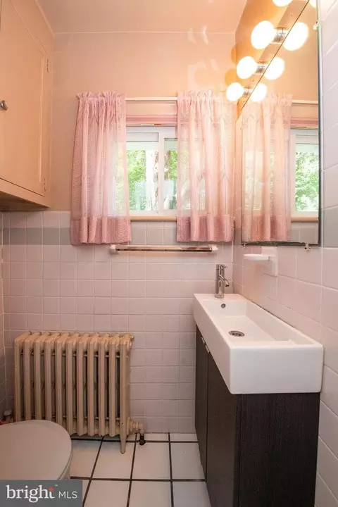 Bath - 103 Waverly Rd, Wyncote, PA 19095 photo 1 of 3