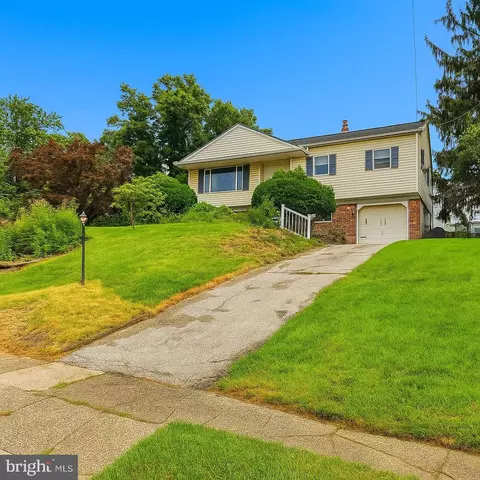 520 Deerfield Dr, Norristown, PA 19403