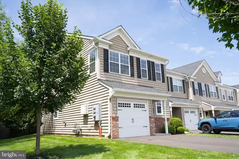 323 W Hamlin Ave, Telford, PA 18969