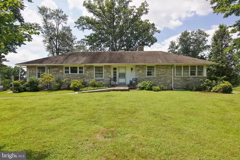 738 White Pine Ln, Pottstown, PA 19464