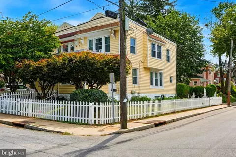 124 Arnold Rd, Ardmore, PA 19003