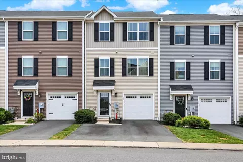 12 Foxwood Dr, Gilbertsville, PA 19525