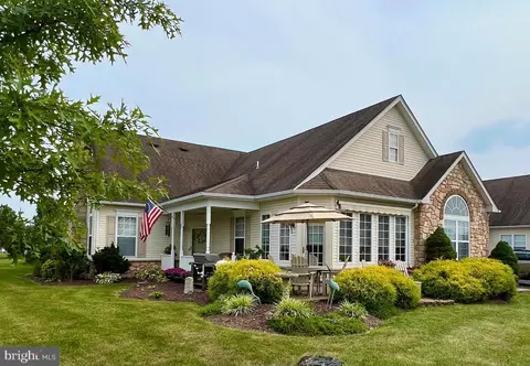 1033 Burgundy Cir, Pennsburg, PA 18073