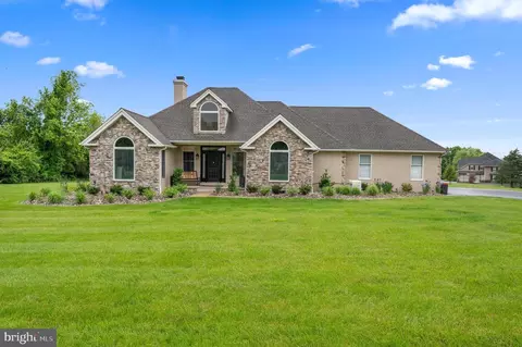 825 Hidden Forest Dr, Collegeville, PA 19426