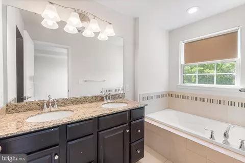 Bath - 19 Twomey Ct #33, Wyncote, PA 19095 photo 1 of 2