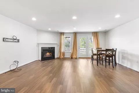 Living - 19 Twomey Ct #33, Wyncote, PA 19095 photo 1 of 4