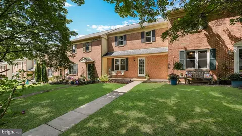212 Laureen Rd Apt, Schwenksville, PA 19473