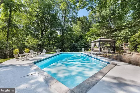 Exterior - 305 Highview Dr, Wayne, PA 19087 photo 8 of 10