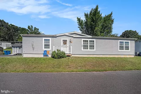 906 Lakeview Dr, Green Lane, PA 18054
