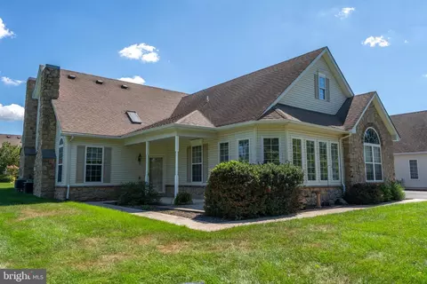 1127 Burgundy Cir, Pennsburg, PA 18073
