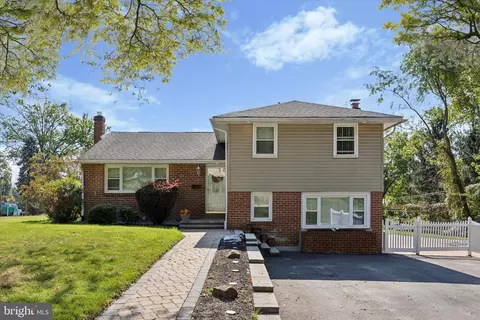 60 Boncouer Rd, Cheltenham, PA 19012