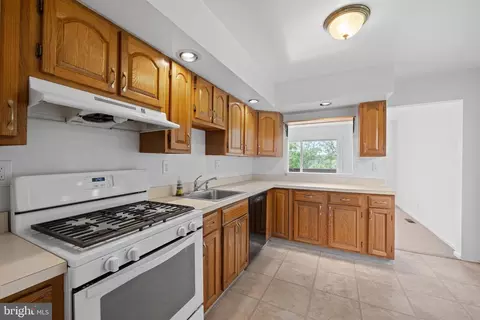 Kitchen - 105 Timothy Cir, Wayne, PA 19087 photo 2 of 2