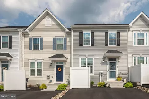 50 Hunters Dr, Gilbertsville, PA 19525