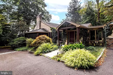 160 Camp Hill Rd, Fort Washington, PA 19034