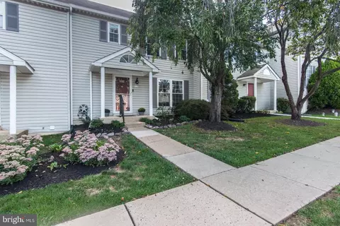 115 Village Dr, Schwenksville, PA 19473