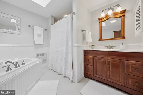 Bath - 570 Fletcher, Wayne, PA 19087 photo 2 of 2