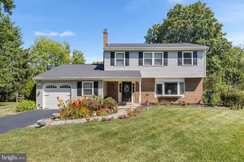21 Meadow Glen Rd, Lansdale, PA 19446