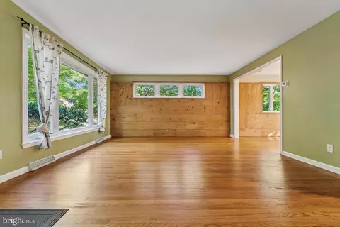Living - 679 Crestwood Rd, Wayne, PA 19087 photo 2 of 6