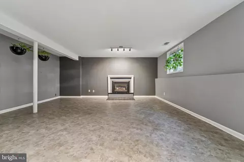 Living - 679 Crestwood Rd, Wayne, PA 19087 photo 5 of 6