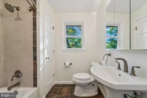 Bath - 679 Crestwood Rd, Wayne, PA 19087 photo 2 of 2