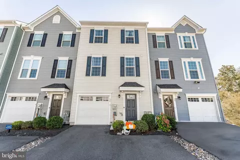 16 Hunters Dr, Gilbertsville, PA 19525