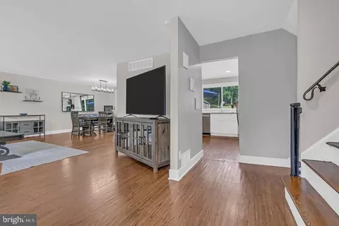 Entry Way - 309 Lorimer Dr, Wyncote, PA 19095 photo 2 of 9