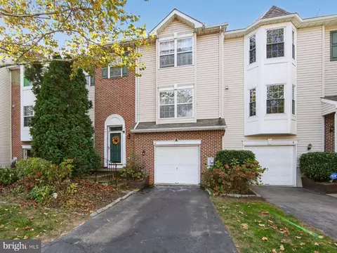 8 Hunt Club Dr, Collegeville, PA 19426