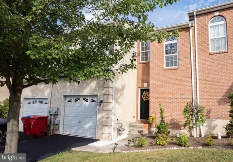 145 Stone Hill Dr Apt, Pottstown, PA 19464