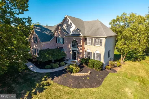 6 Longacre Dr, Collegeville, PA 19426