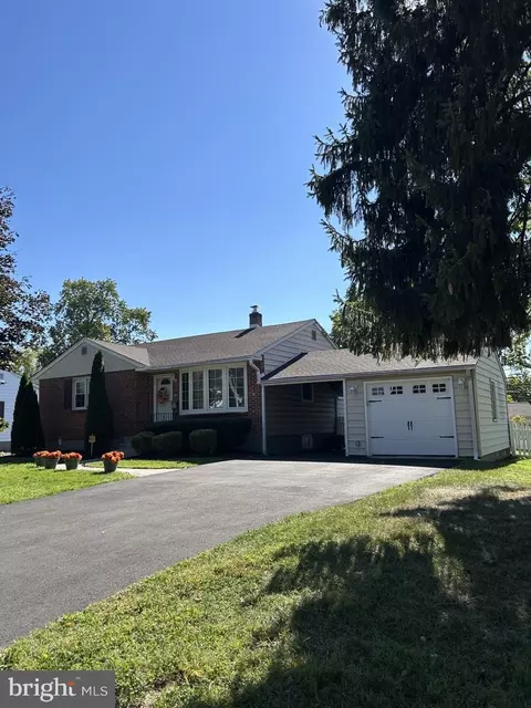 3898 Round Meadow Ln, Hatboro, PA 19040