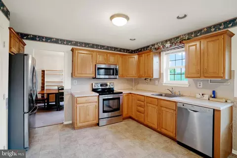 Kitchen - 16 Augusta Dr, Pottstown, PA 19464 photo 2 of 4