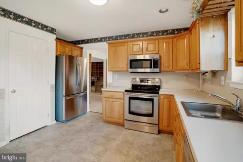 Kitchen - 16 Augusta Dr, Pottstown, PA 19464 photo 3 of 4