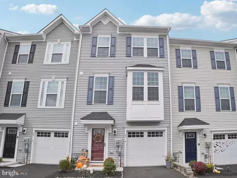 25 Hunters Dr, Gilbertsville, PA 19525