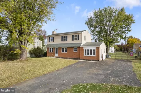 906 Montgomery Ave, Pennsburg, PA 18073