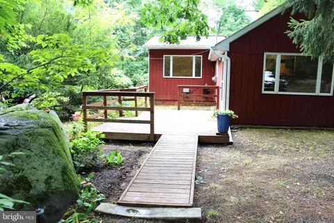 1068 Magazine Rd, Green Lane, PA 18054