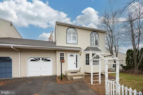405 Navajo Dr, Royersford, PA 19468