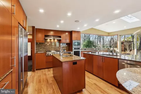 Kitchen - 400 Highview Dr, Wayne, PA 19087 photo 16 of 21