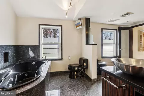 Bath - 400 Highview Dr, Wayne, PA 19087 photo 5 of 11
