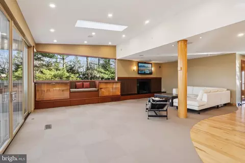 Living - 400 Highview Dr, Wayne, PA 19087 photo 3 of 9
