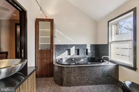 Bath - 400 Highview Dr, Wayne, PA 19087 photo 6 of 11
