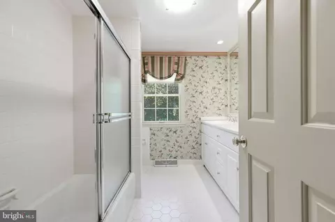 Bath - 320 E Ormandy Pl, Ambler, PA 19002 photo 4 of 5