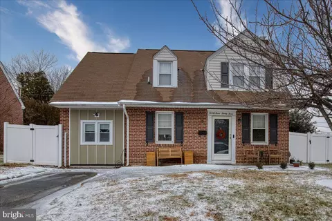 2323 S Gilinger Rd, Lafayette Hill, PA 19444