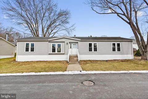 921 Lakeview Dr, Green Lane, PA 18054